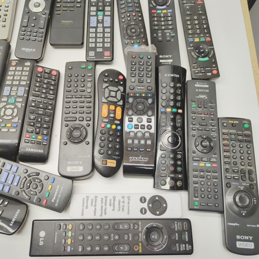 x118 Joblot of broken remotes including Toshiba, Panasonic, Samsung and Sony – image 4