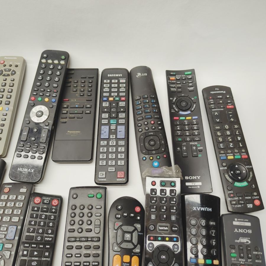 x118 Joblot of broken remotes including Toshiba, Panasonic, Samsung and Sony – image 5