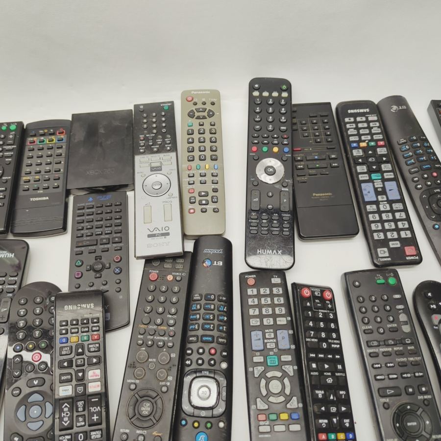 x118 Joblot of broken remotes including Toshiba, Panasonic, Samsung and Sony – image 6