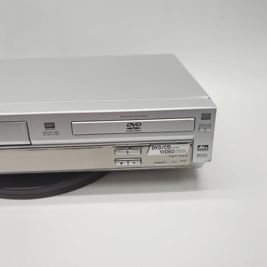 Representative photograph of the same model: Panasonic NV-VP31 Hi-Fi Stereo Dolby Digital VHS / DVD CD Player 21W - Silver – image 5