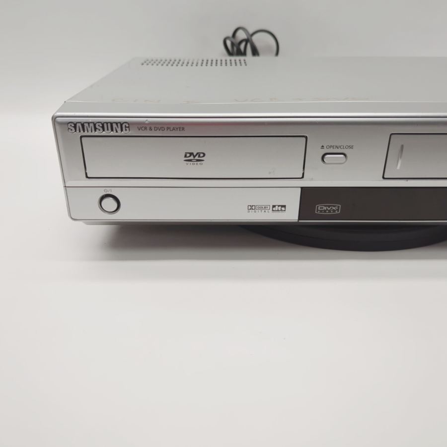 Representative photograph of the same model: Samsung DVD-V5600 Hi-Fi Stereo Dolby Digital VCR / DVD Player 19W - Silver – image 4