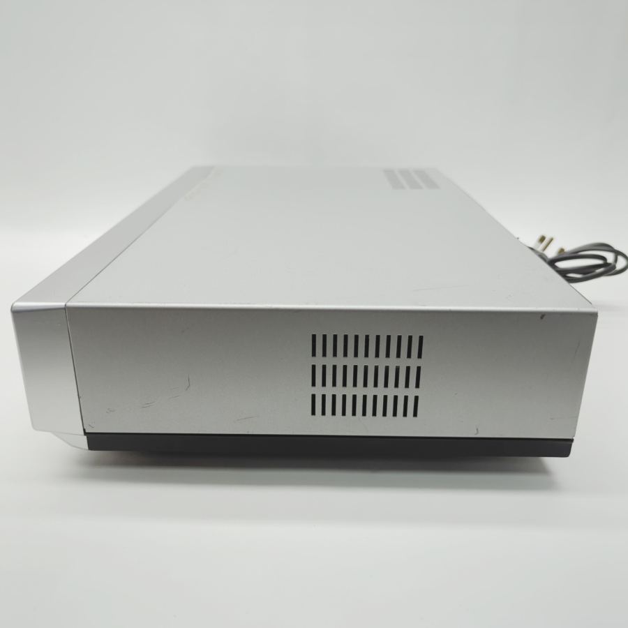 Representative photograph of the same model: Samsung DVD-V5600 Hi-Fi Stereo Dolby Digital VCR / DVD Player 19W - Silver – image 6