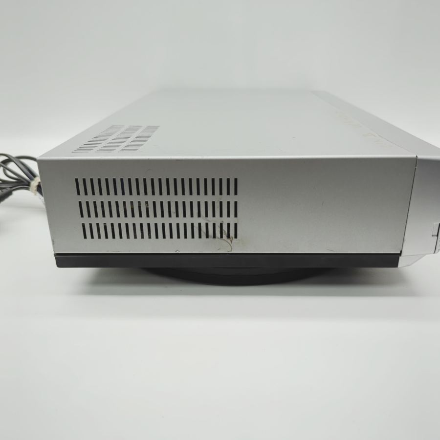 Representative photograph of the same model: Samsung DVD-V5600 Hi-Fi Stereo Dolby Digital VCR / DVD Player 19W - Silver – image 7