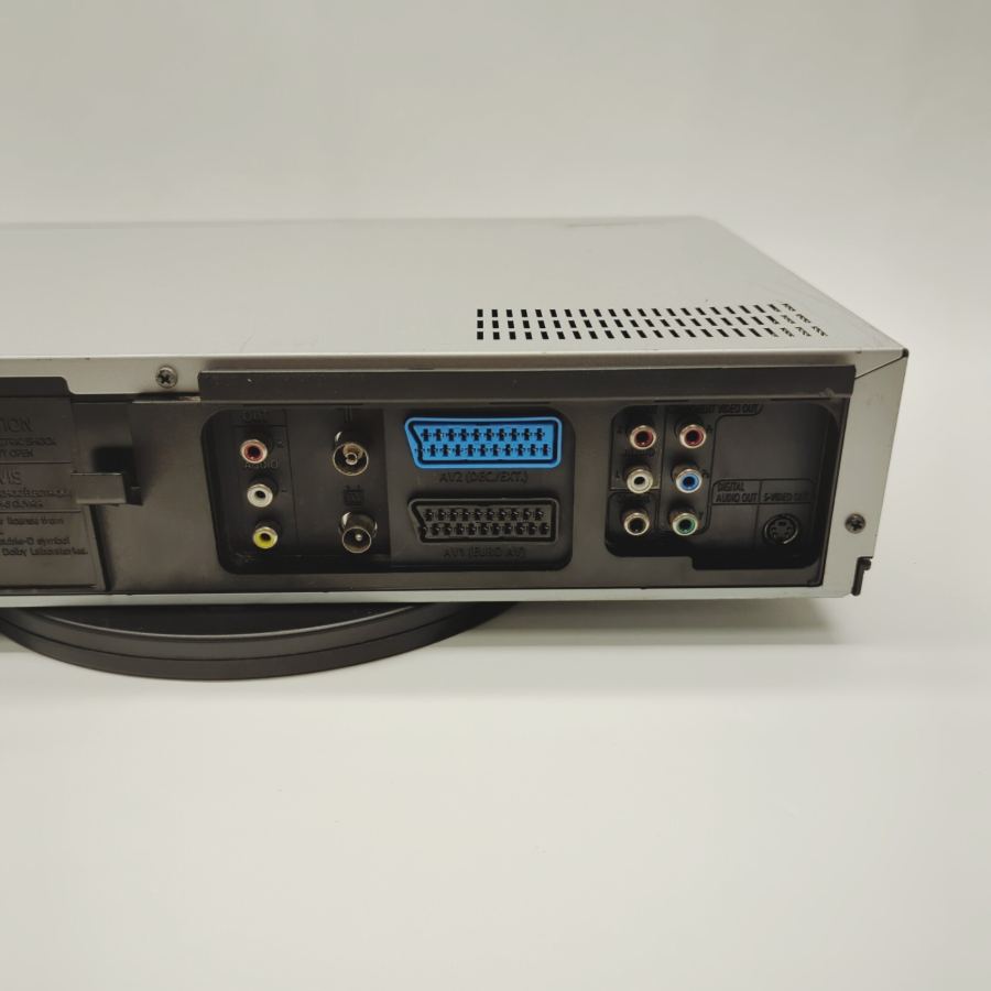 Representative photograph of the same model: Samsung DVD-V5600 Hi-Fi Stereo Dolby Digital VCR / DVD Player 19W - Silver – image 9