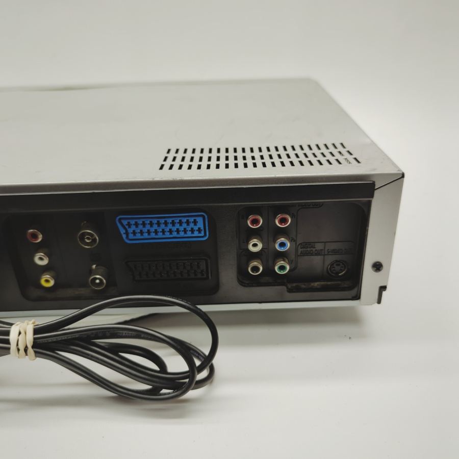 Faulty Samsung DVD-V5600 VCR & DVD Player Video Cassette Recorder Silver – image 9