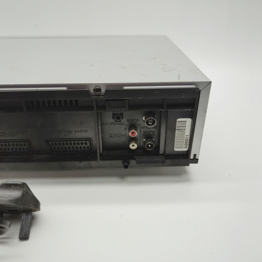 Faulty JVC HR-J695EK Digital Stereo Hi-Fi VHS Video Cassette Recorder Silver 15W – image 8